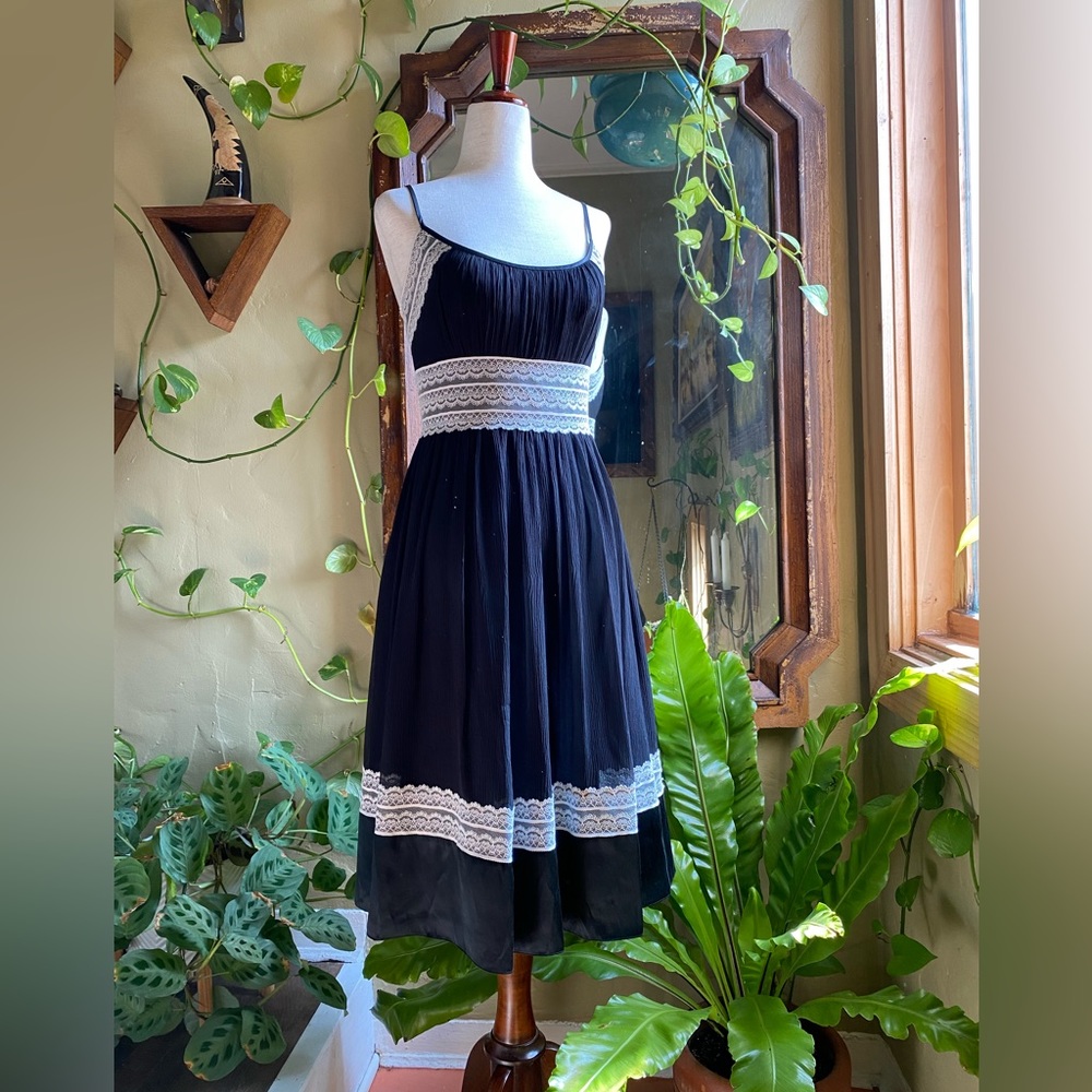 Black Silk Dress w/ White Lace Bodice and Trim | Maggy London, Size 2